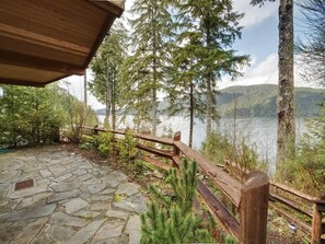 Property grounds - Wickham's Wake - 3BR Oceanfront - pet friendly (Port Renfrew)