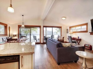 TV, offices - Wickham's Wake - 3BR Oceanfront - pet friendly (Port Renfrew)