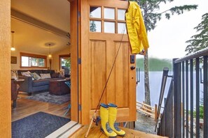 Interior - Wickham's Wake - 3BR Oceanfront - pet friendly (Port Renfrew)