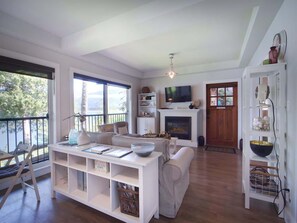 TV, fireplace - Oceanfront Suite with Hot Tub - No Pets - Sleep 4 (Port Renfrew)