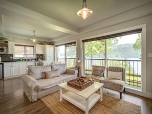 TV, fireplace - Oceanfront Suite with Hot Tub - No Pets - Sleep 4 (Port Renfrew)