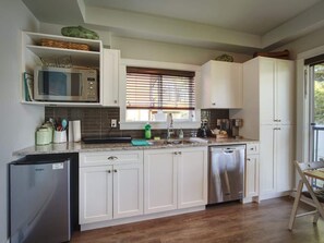 Fridge, microwave, dishwasher, coffee/tea maker - Oceanfront Suite with Hot Tub - No Pets - Sleep 4 (Port Renfrew)