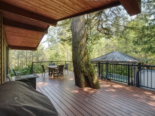 Hot tub Oasis Among Trees - Pet Friendly