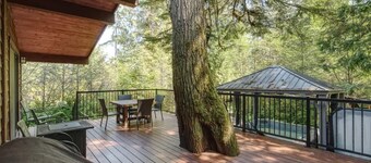Hot tub Oasis Among Trees - Pet Friendly
