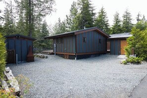 Exterior - Explorer's Retreat | Sauna & Bunkhouse & Fire pit (Port Renfrew)