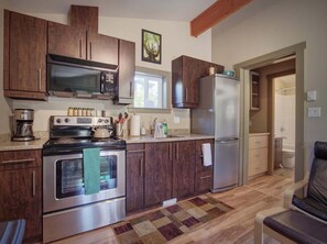 Coffee/tea maker, cookware/dishes/utensils - Explorer's Retreat | Sauna & Bunkhouse & Fire pit (Port Renfrew)