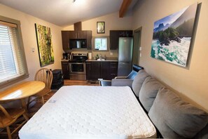 2 bedrooms, WiFi - Explorer's Retreat | Sauna & Bunkhouse & Fire pit (Port Renfrew)