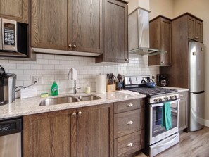 ثلاجة، ماكينة لصنع القهوة/الشاي، مستلزمات طهي/أطباق/أوعية