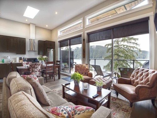 Amazing Oceanfront & Eagle Views! Sleep 6 + 2 bath