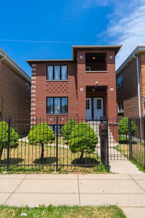 Exterior - Beautiful & Romantic Apartment In Midway! (Summit)