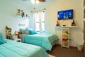 Room - Beautiful & Romantic Apartment In Midway! (Summit)