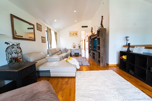 Beautiful & Romantic Apartment In Midway!