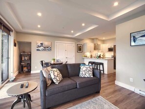 TV, fireplace - Oceanfront Relaxing & Stunning View (Port Renfrew)