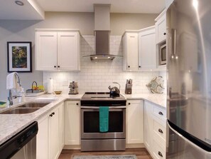 Fridge, microwave, oven, stovetop - Oceanfront Relaxing & Stunning View (Port Renfrew)