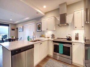 Fridge, microwave, oven, stovetop - Oceanfront Relaxing & Stunning View (Port Renfrew)