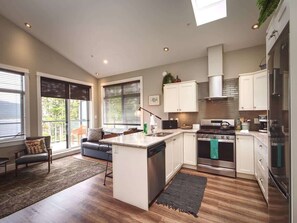 Coffee/tea maker, cookware/dishes/utensils