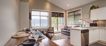 Oceanfront, Marina & Mountain views- pet friendly