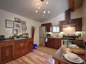 Fridge, microwave, oven, stovetop - A slice of paradise with Hot Tub + Pet Friendly (Port Renfrew)