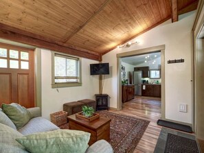 TV, fireplace - A slice of paradise with Hot Tub + Pet Friendly (Port Renfrew)