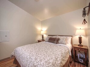 1 bedroom, WiFi, bed sheets - A slice of paradise with Hot Tub + Pet Friendly (Port Renfrew)