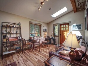 TV, fireplace - Quiet Romantic Getaway at Wild Coast Lure (Port Renfrew)