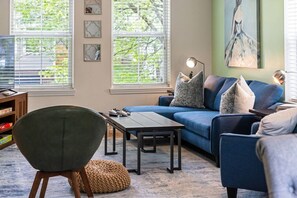 تلفزيون ذكي، ألعاب فيديو، كُتُب