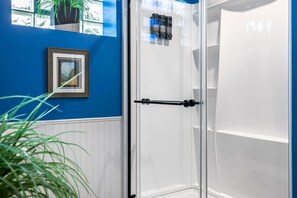 Combined shower/bathtub, hair dryer, towels - Skyline Views, Park For Free and Walk To Downtown, PPG, Convention Center (Pittsburgh)