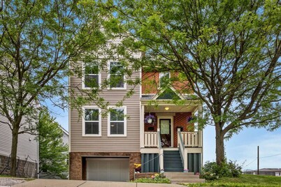 Peaceful Escape Just Minutes To Downtown and Convention Center With Deck, Garage