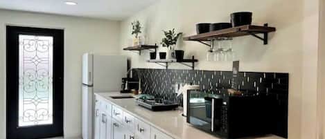 Geladeira, micro-ondas, cooktop, cafeteira/chaleira
