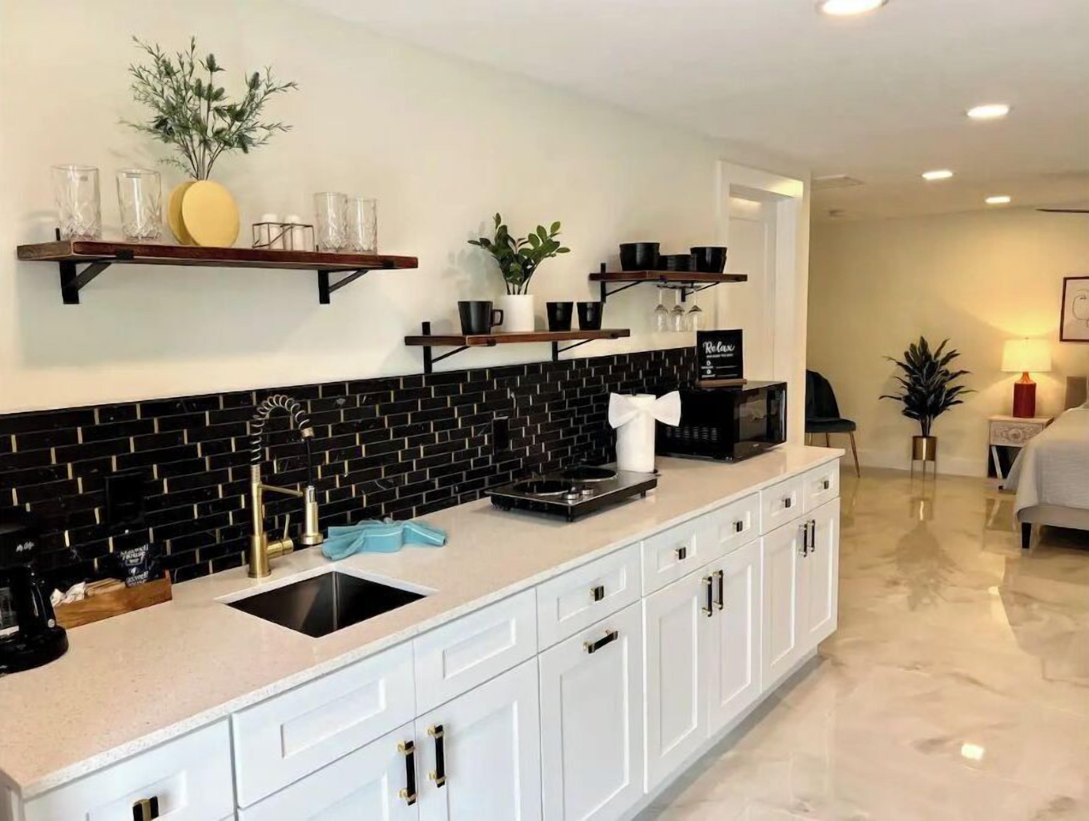 Een koelkast, een microgolfoven, een kookplaat