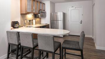 Réfrigérateur, micro-ondes, plaque de cuisson, lave-vaisselle