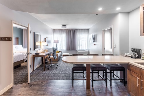 2 Bedroom | Free Breakfast. Outdoor Pool. Gym.