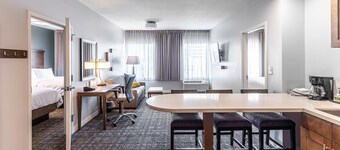 2 Bedroom | Free Breakfast. Outdoor Pool. Gym.