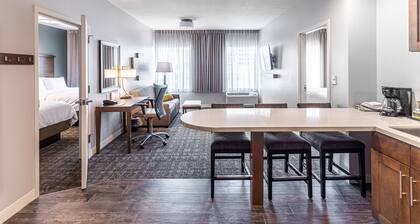 2 Bedroom | Free Breakfast. Outdoor Pool. Gym.