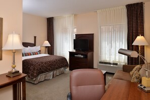 In-room safe, iron/ironing board, free WiFi, bed sheets - Studio | Free Breakfast. Indoor Pool & Hot Tub (Chesapeake)