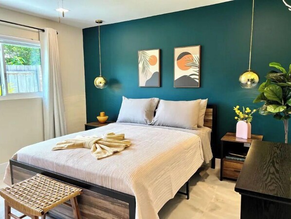 1 bedroom, iron/ironing board, WiFi, bed sheets - Newly Renovated Funky Eclectic Home (Tampa)