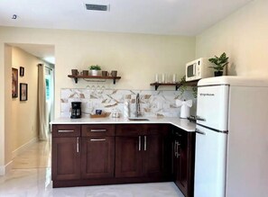 Geladeira, micro-ondas, cooktop, cafeteira/chaleira