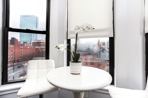 Maverick Suites at 400 Columbus Ave