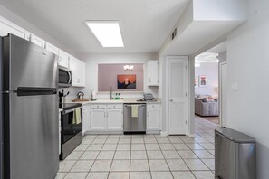 Een koelkast, een microgolfoven, een oven, een vaatwasser