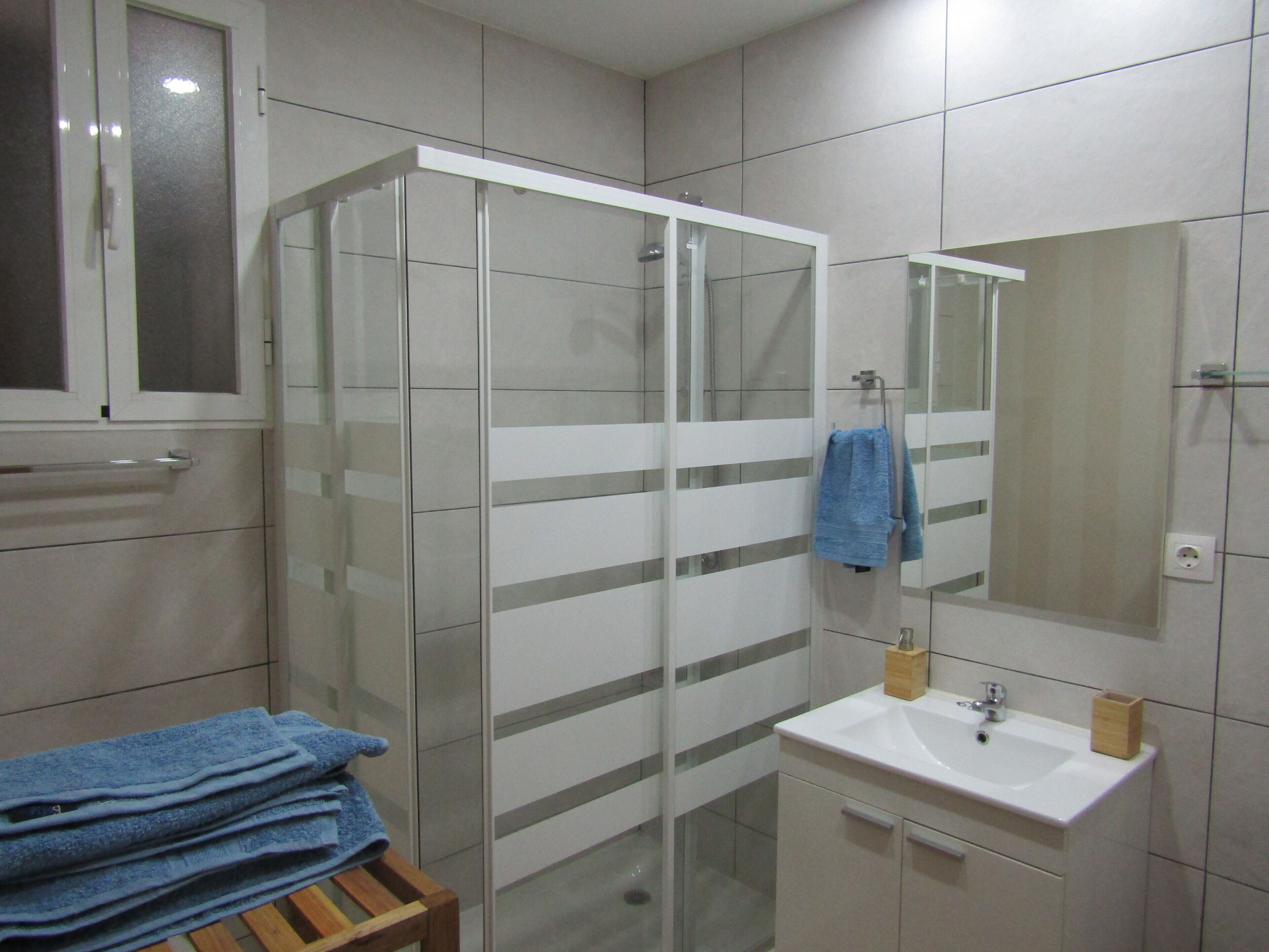 Een douche, een haardroger, een bidet, handdoeken