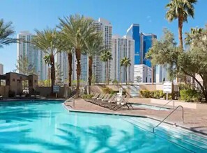 Pool - Paradise, a Hilton Grand Vacations Club - 2 Bedroom - 2LO (Las Vegas)