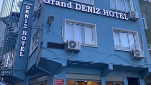 A blue building with the sign "Grand Deniz Hotel" on the facade. - GRAND Deniz Hotel (Istanbul)