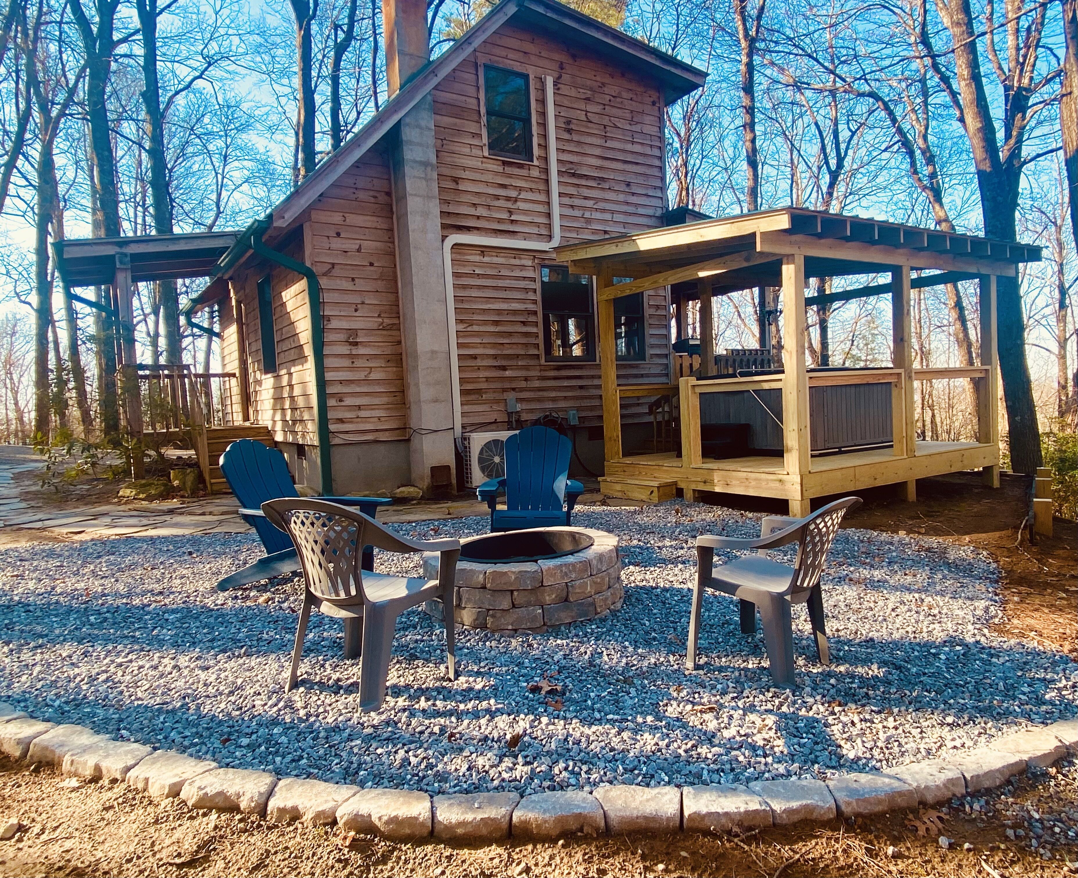 Charming Cabin with Hot Tub, Mtn Views, and Fire Pit!  DISCOUNTED RATES