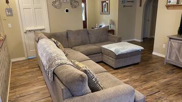 Smart-tv, een dvd-speler, boeken en een stereo