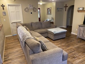 Smart TV, DVD player, books, stereo - Spacious 4 Bedroom Home near Buffalo River and Scenic Hwy 7 Motorcycle Route (Harrison)