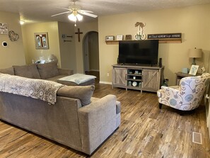 Smart TV, DVD player, books, stereo - Spacious 4 Bedroom Home near Buffalo River and Scenic Hwy 7 Motorcycle Route (Harrison)