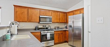 ثلاجة، ميكروويف، فرن، موقد طهي مسطح