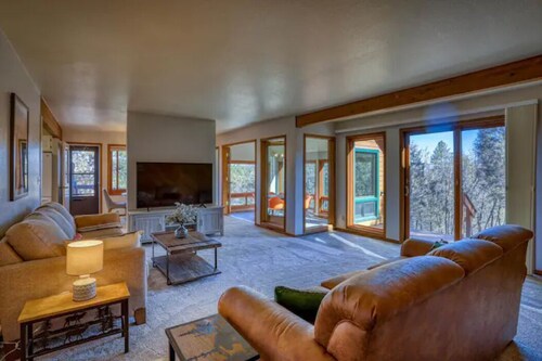 PEACEFUL & PRIVATE 6+ ACRE PROPERTY WITH OUTSTANDING MOUNTAIN VIEWS!