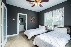 7 chambres, bureau, fer et planche à repasser, lit parapluie