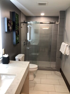 Douche, serviettes fournies, savon, papier toilette